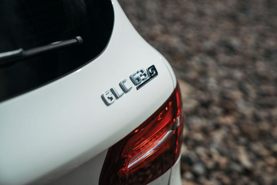 Логотип Mercedes-AMG GLC63 S 4Matic+ (X253) 2017 года  (UK) (фото 20 из 40)